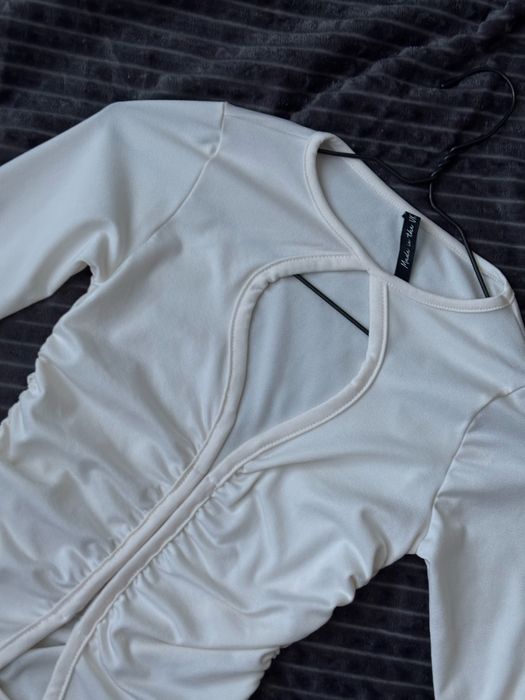 Блуза молочного кольору з декольте, розмір XS/S