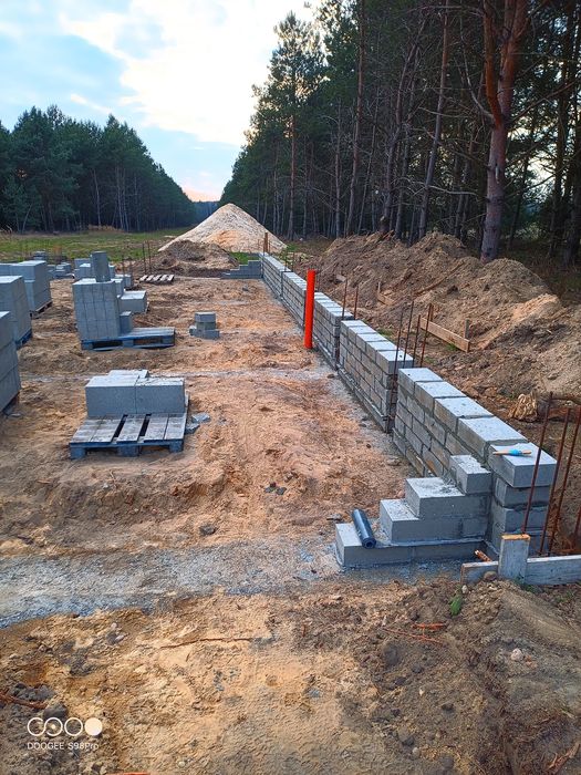 Budowanie domów Wznoszenie budynków Roboty budowlane Murarz.