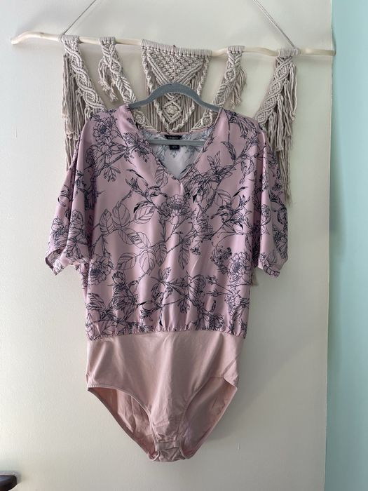 Lindex pudrowy róż satynowe body w kwiaty XL oversize