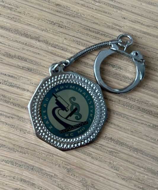 Brelok breloczek Zakład Kryminalistyki KGMO/Totalizator Sportowy PRL