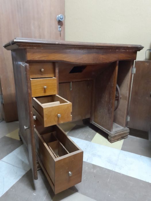 Movel de máquina muito antiga