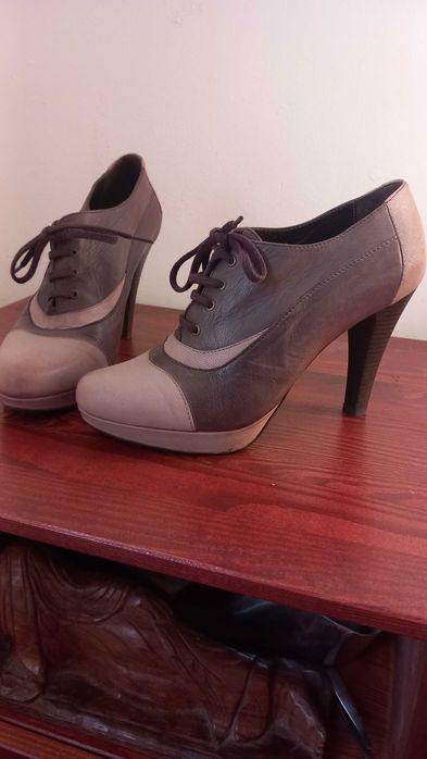 Botins em pele toupe e bege seaside