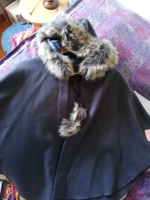 Capa com capuz e fita com pompons para apertar