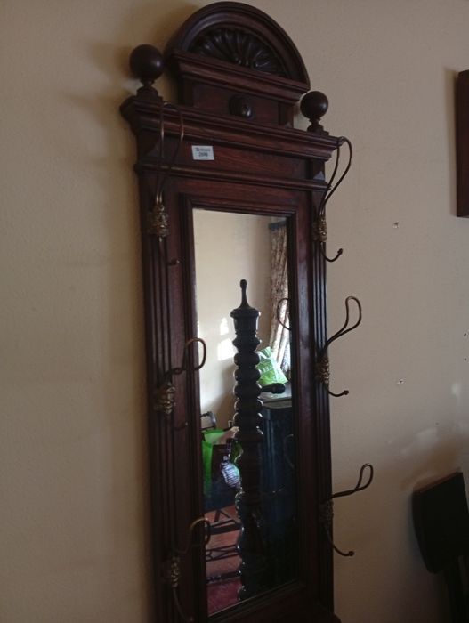 Bengaleiro em madeira antigo com espelho