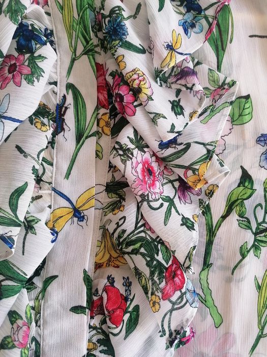 Camisa padrão floral com folhos