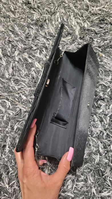 Czarna kopertówka wieczorowa