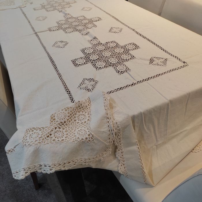 Duas toalhas de mesa em linho, crochê e bordado