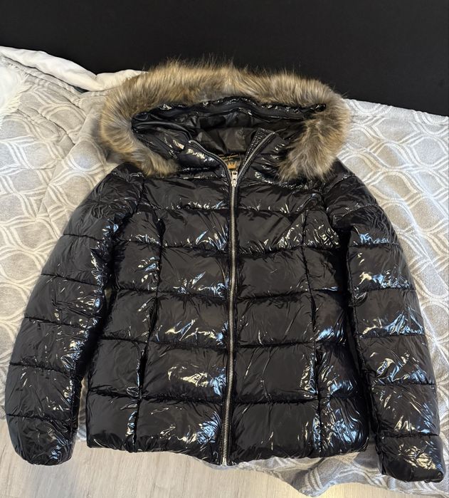 Ciepła zimowa kurtka z kapturem ze sztucznym futrem