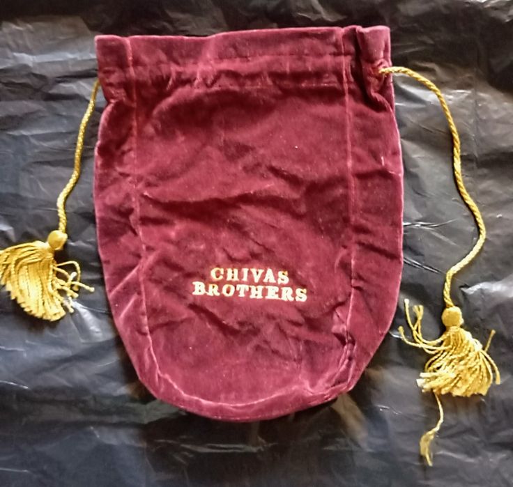 Sacos antigos de garrafa de uísque e outro de instrumento Yamaha.