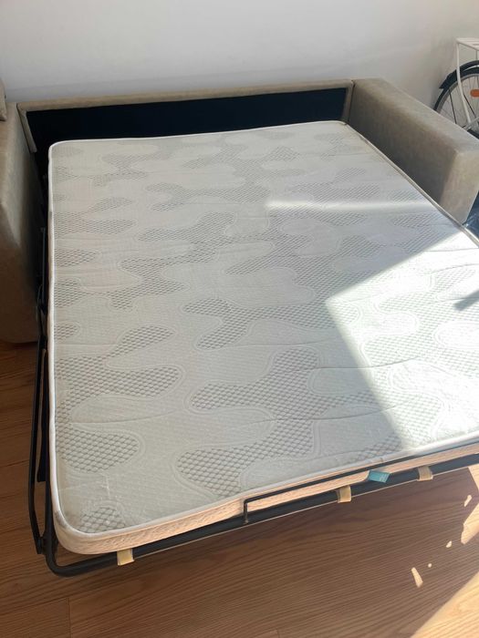 Sofá e cama de cama super confortável praticamente novo!