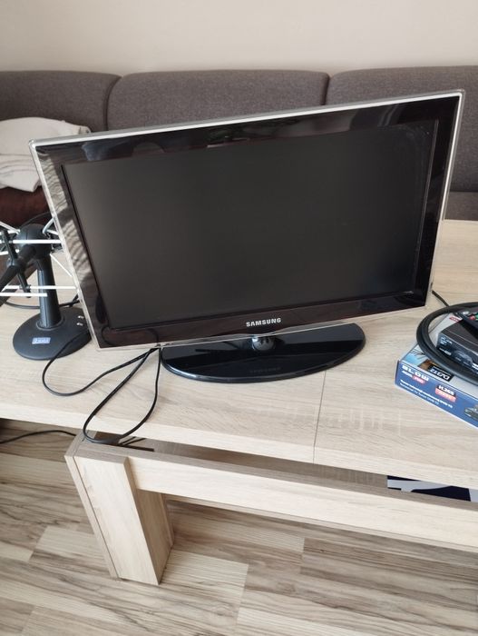 Telewizor 22 cale z dekoderem dwbt2 i antena