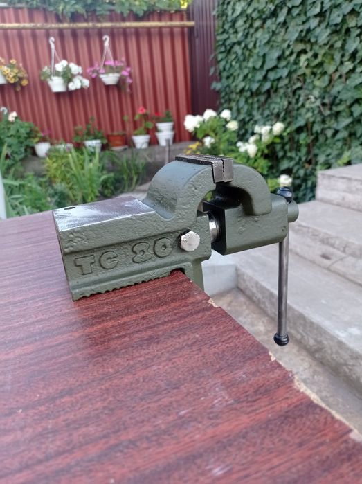 Тиски слюсарні 80мм нові