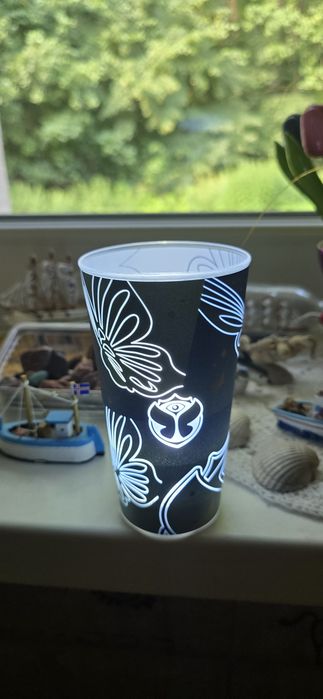 Dwa kubki Tomorrowland iluminacyjne podświetlane edycja 2026.