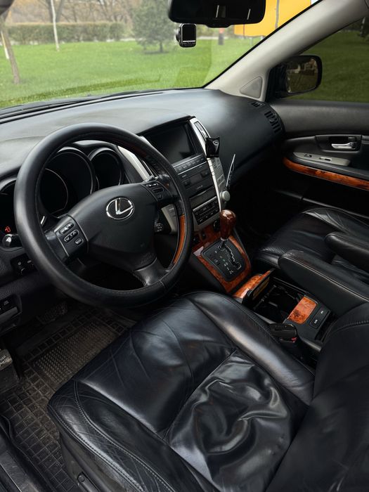 Lexus автомобіль