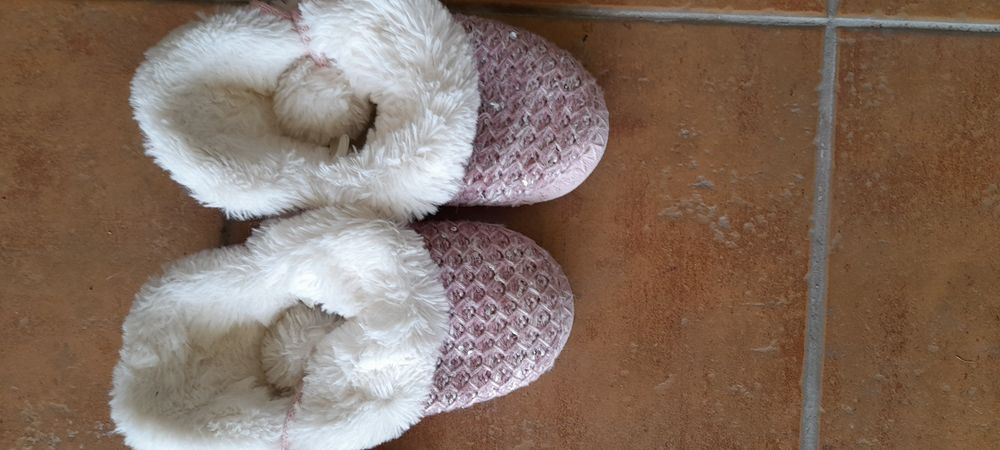 Vários Chinelos de menina em muito bom estado!