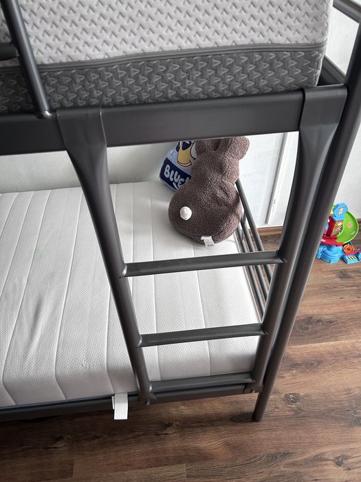 Łóżko dwupiętrowe z materacami