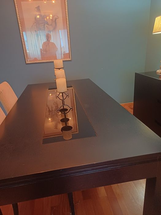 Mesa e Movel de sala com iluminação