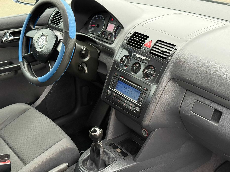 Продам VOLKSWAGEN Touran 2004р 1.6бенз 7-мест