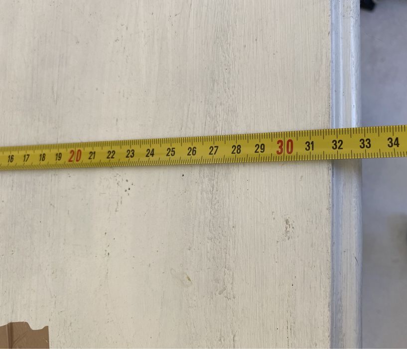 Pequeno móvel antigo pintado de branco