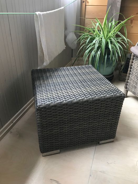 Dwa podnóżki z technorattanu sprzedam