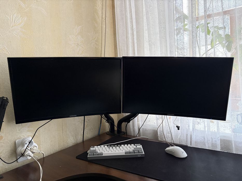 2 монітори samsung C24f390fhi на подвійному кронштейні