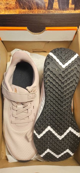 Buty Nike Revolution damskie - USA rozm. 35,5
