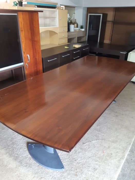 Mesa de reuniao em madeira e ferro