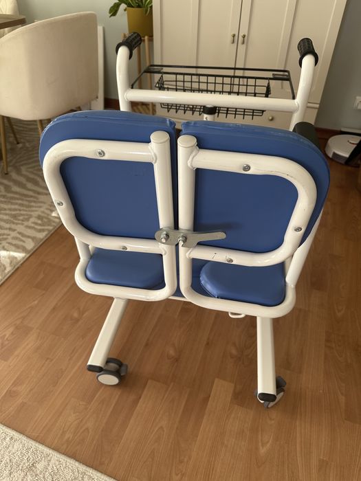 Cadeira sanitária hidráulica com rodas