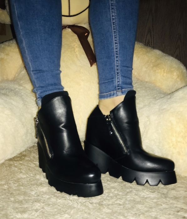 Жіночі чобітки на платформі