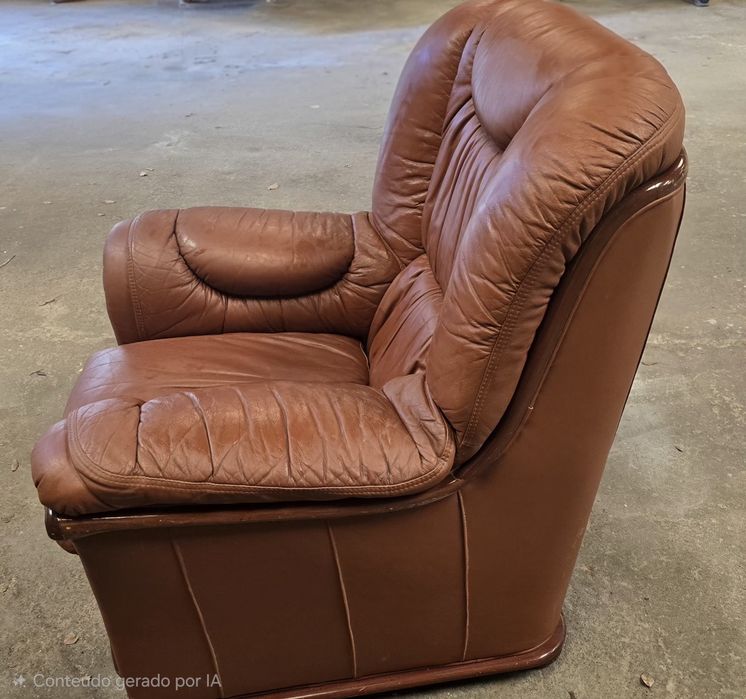 2 sofás individuais em pele