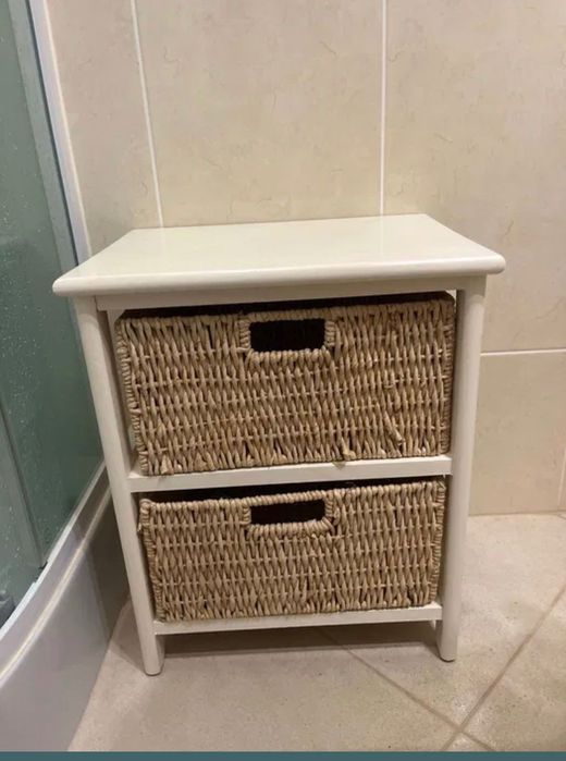 `Móvel Branco pequeno com 2 cestos de vime
