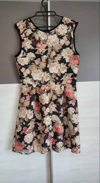 Sukienka w kwiaty 40