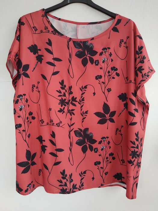 Blusa Fluída Coral com Estampa Botânica / Floral Preta - Tamanho XL - Nova!