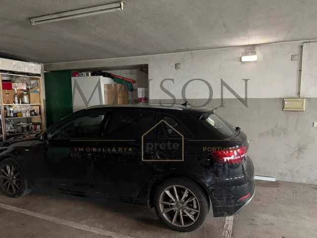 Apartamento T2 renovado em localização privilegiada.