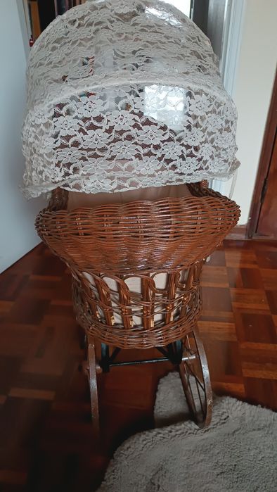 Carrinho de bonecas antigo em verga e metal