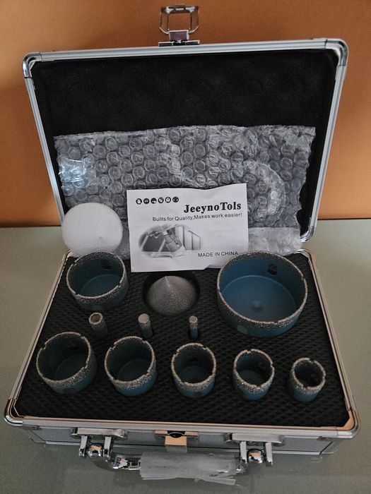 Caixa com conjunto de brocas diamantadas