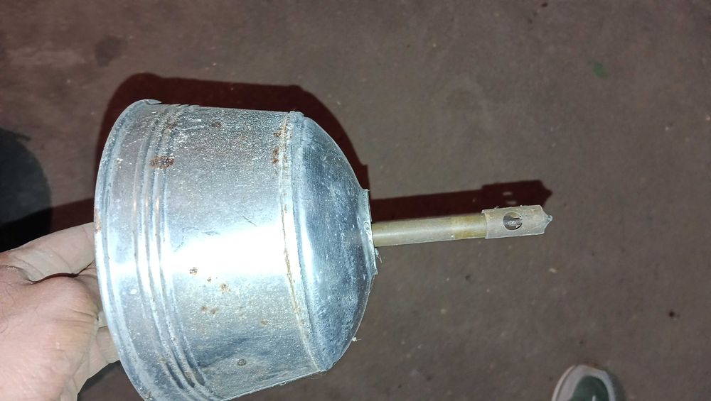 Funil doseador de líquidos com válvula de fecho manual