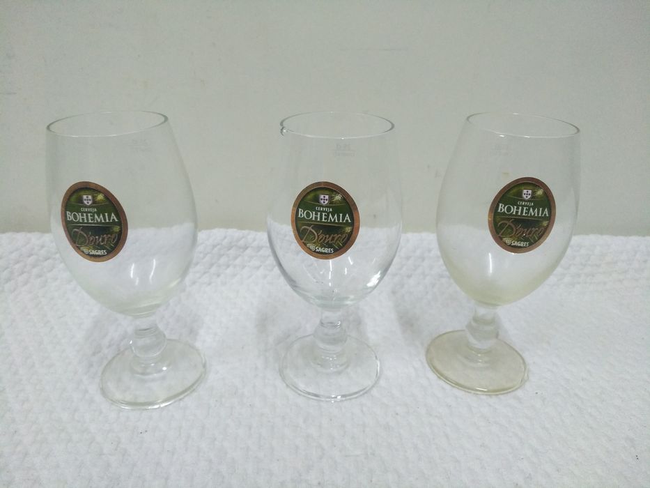 Grande variedade de copos com publicidade para coleção