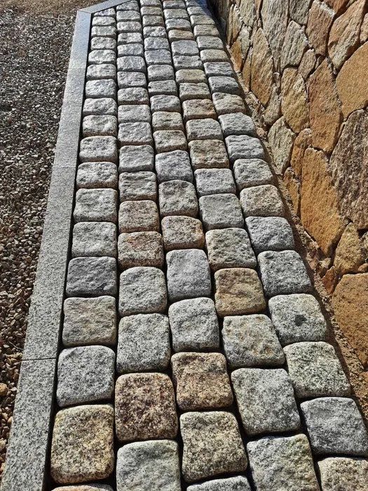 Kostka granitowa otoczona 4/6 żółto - szara