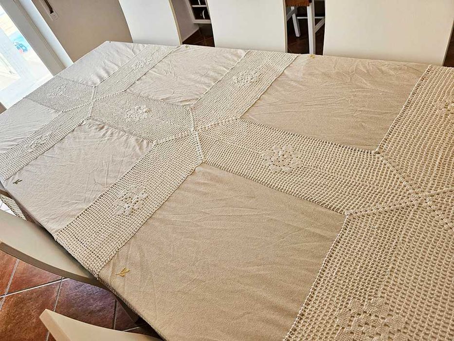 Tolha de mesa grande com crochê