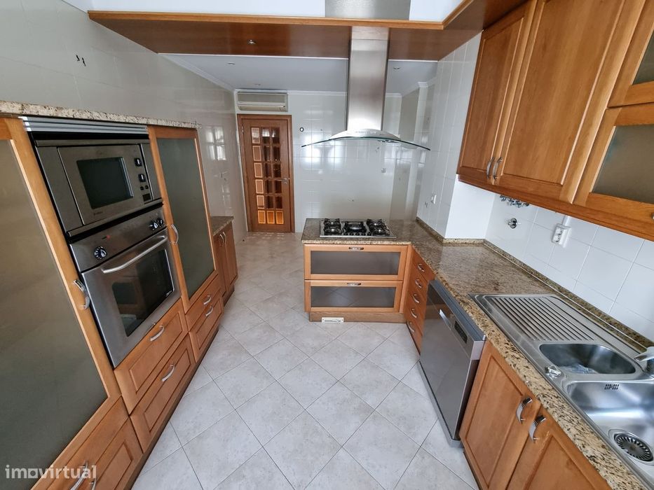 Apartamento T3 com garagem no Prior Velho