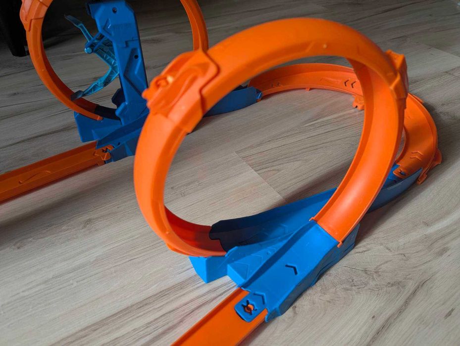 Tor Hot Wheels Track Creator Trzy pętle JDW39