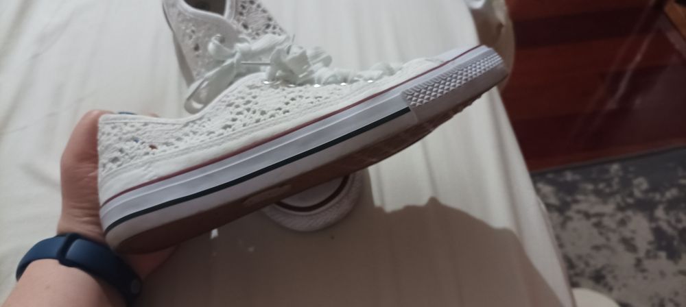 Sapatilhas brancas de renda