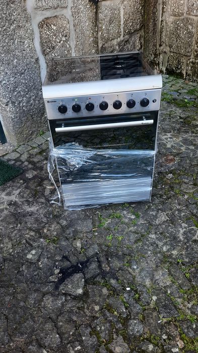 Fogão a gás com forno elétrico. Novo