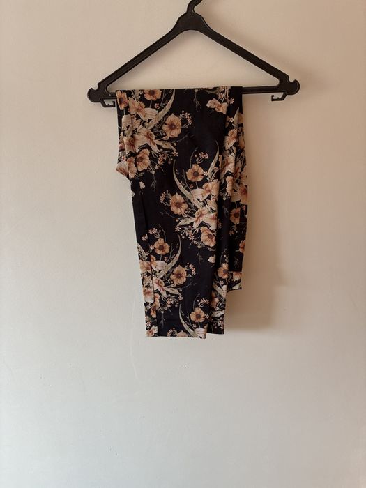 Calças H&M pretas com flores