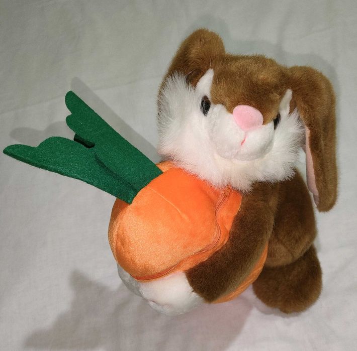 Maskotka Królik Króliczek z marchewką 45 cm
