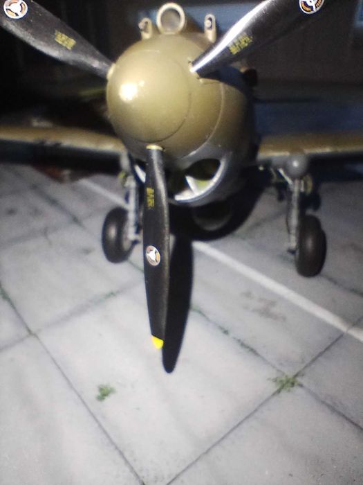 makieta lotniska z samolotem P-40B