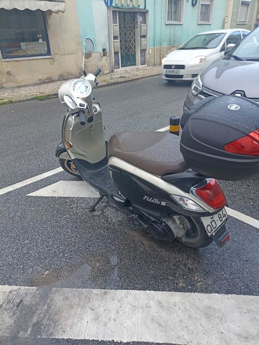 Scooter 125 em bom estado geral.