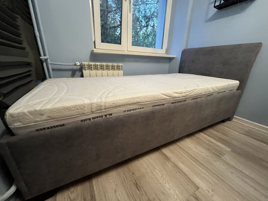Łóżko z materacem 90x200
