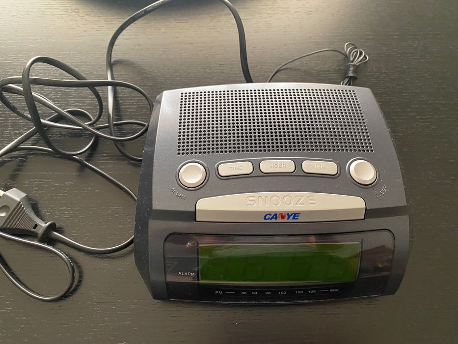 Rádio despertador com pilha